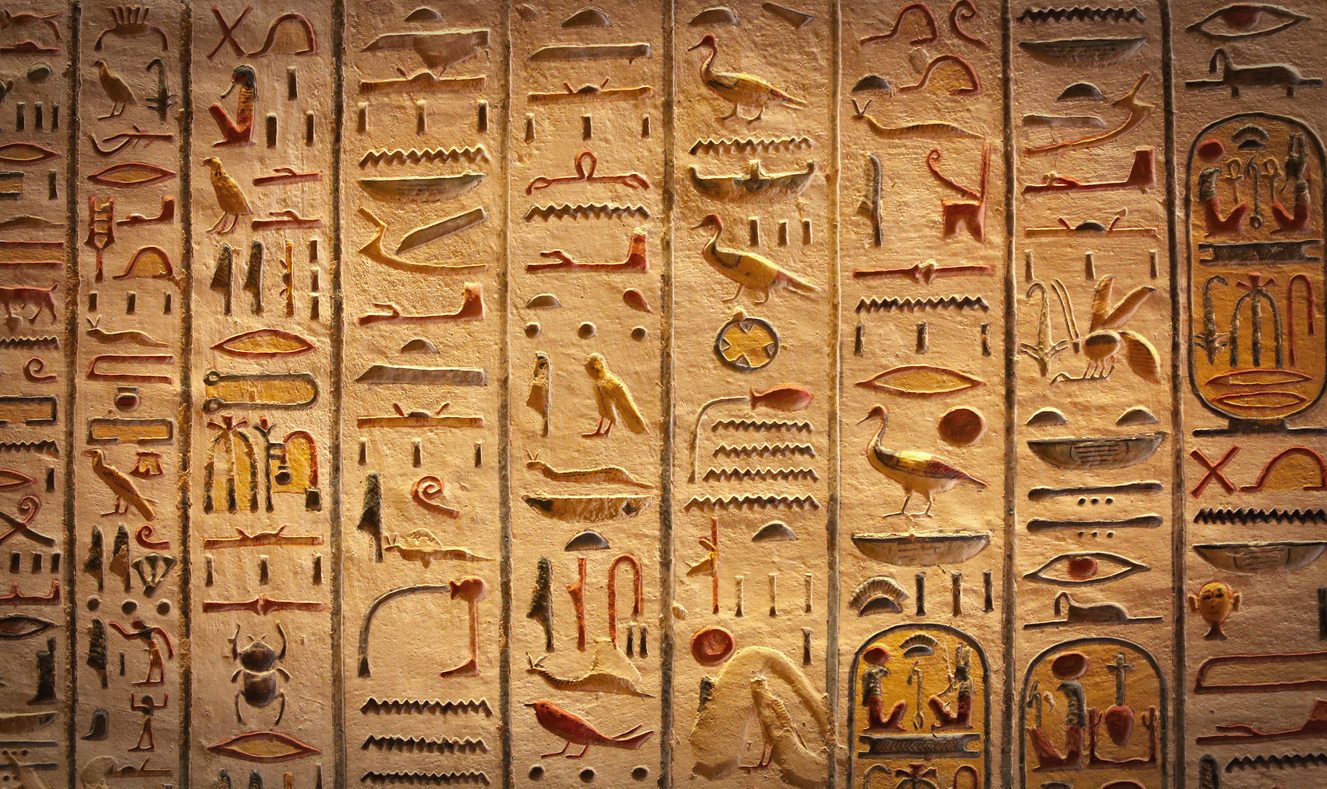 تضم 1000 حرف ويُعتقد أنها من اختراع الآلهة.. ما لا تعرفونه عن الكتابة الهيروغليفية