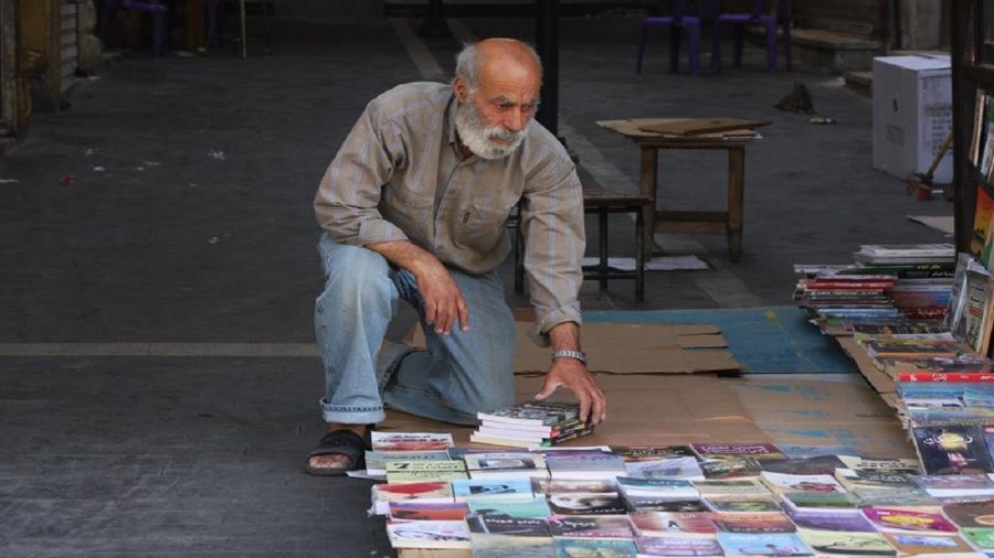 حريق يدمر مكتبة لمُسن تحت جسر ببيروت.. الكتب أكلتها النيران و”العجوز” فقد مصدر رزقه الوحيد