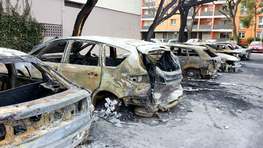 فرنسا تعلن إحراق نحو 900 سيارة ليلة رأس السنة.. أعمال عنف أصبحت “تقليداً” لدى الفرنسيين (فيديو)