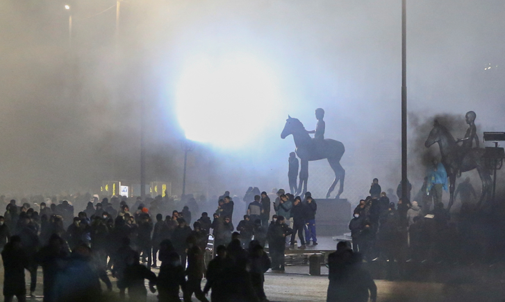 رويترز: محتجون يسيطرون على مطار كبرى المدن في كازاخستان، ودولة عربية تعلّق رحلاتها إليه
