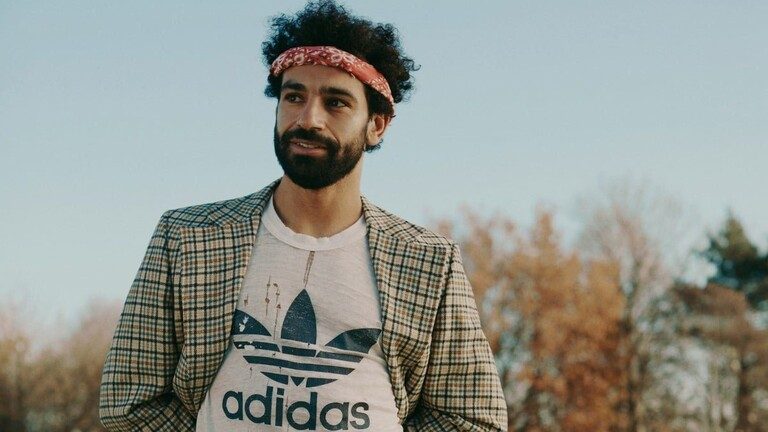 بين الإعجاب والسخرية.. ملابس محمد صلاح “الغريبة” في جلسة تصوير لمجلة عالمية تثير جدلاً واسعاً (صور)