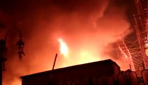 حريق هائل في محيط مسجد الحسين بالقاهرة.. الأهالي أطلقوا استغاثات لإنقاذهم من ألسنة النيران (فيديو)