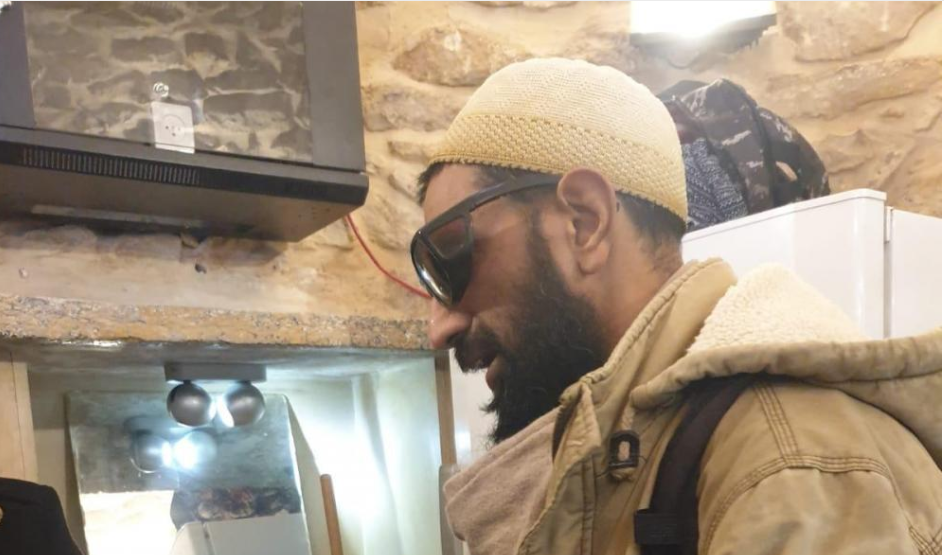 ظنوا أنه مستوطن يهودي متنكر في هيئة المسلمين.. الكشف عن هوية رجل أوقفه حراس المسجد الأقصى (فيديو)