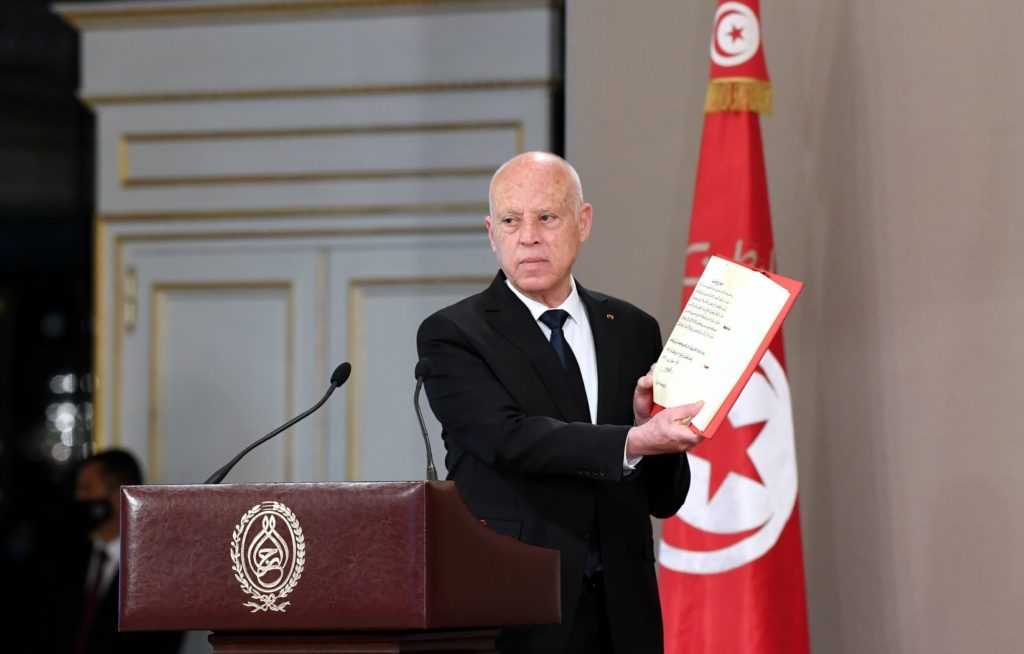 قيس سعيد يتسلم مسودة الدستور الجديد