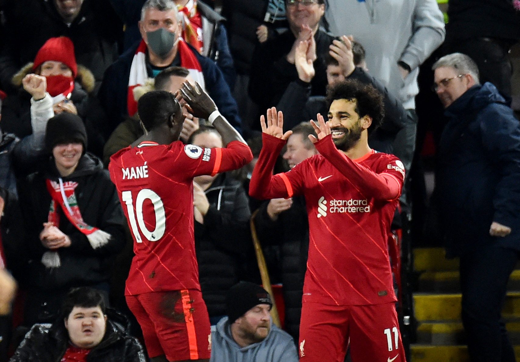 مباراة مصر والسنغال تشهد مواجهة جديدة بين صلاح وماني (رويترز)