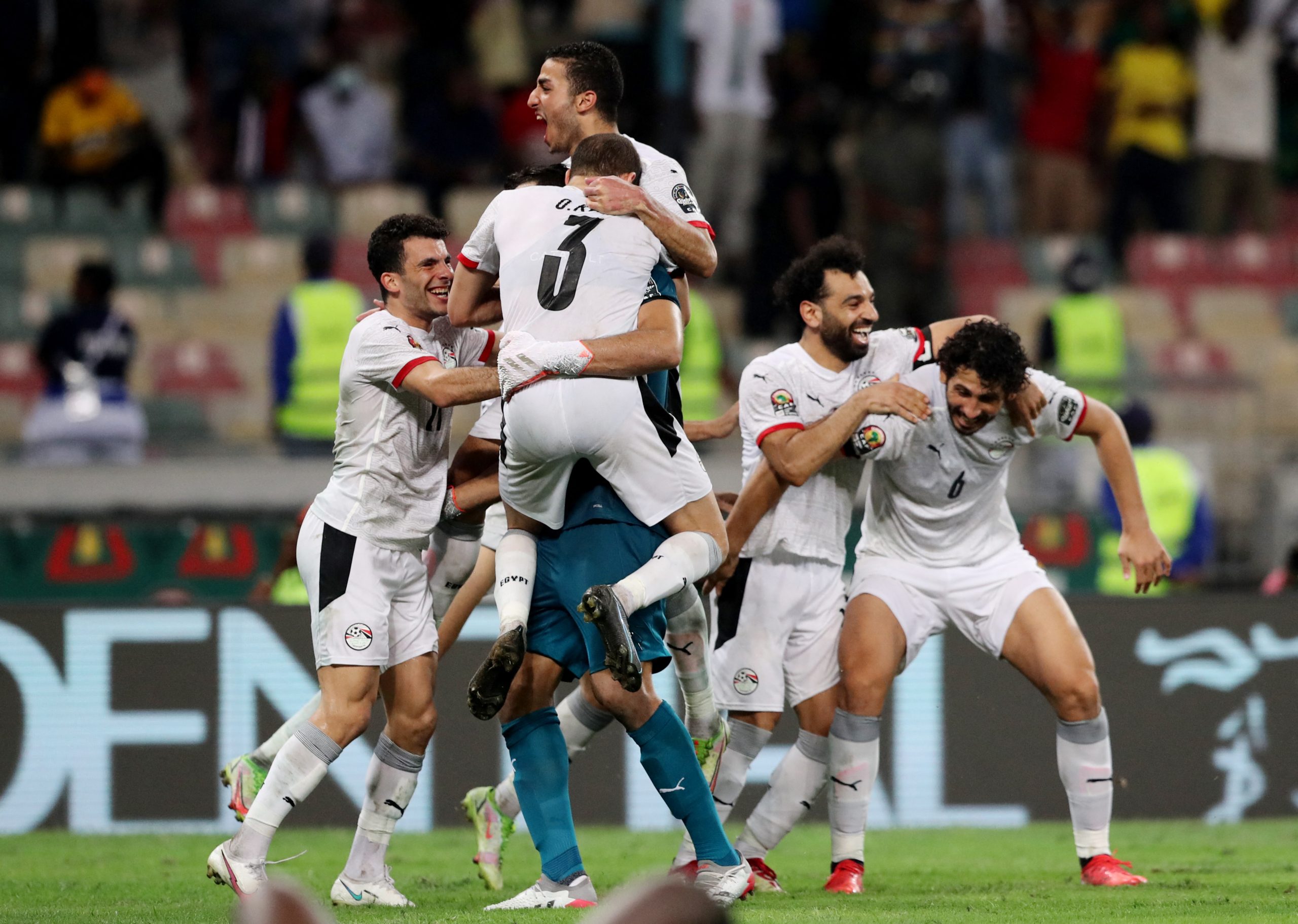 فرحة منتخب مصر بالتأهل لربع نهائي كأس إفريقيا (رويترز)