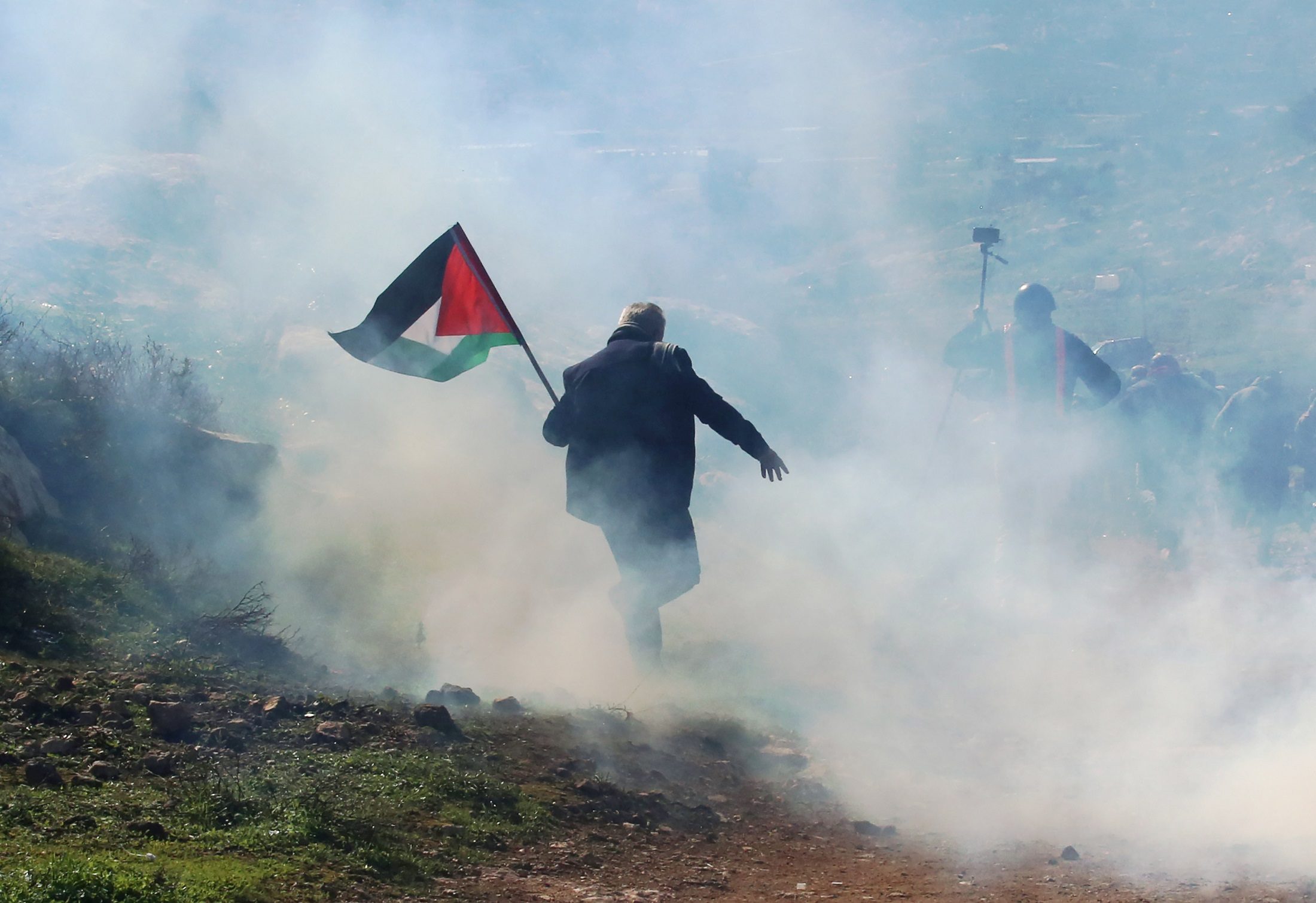 مستوطنون إسرائيليون يستولون على أرض عائلة فلسطينية بحي الشيخ جراح.. شرطة الاحتلال اعتدت على الأهالي