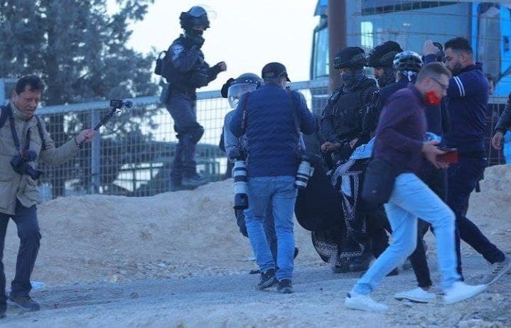 سحلوها وضربوها ثم حملوها للسيارة.. فيديو لاعتداء قوات الاحتلال على فتاة فلسطينية في النقب