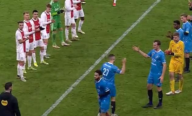 فيديو مؤثر لاستقبال لاعب هزم السرطان.. لاعبو الفريقين أوقفوا المباراة واصطفوا في ممر شرفي لتحيته