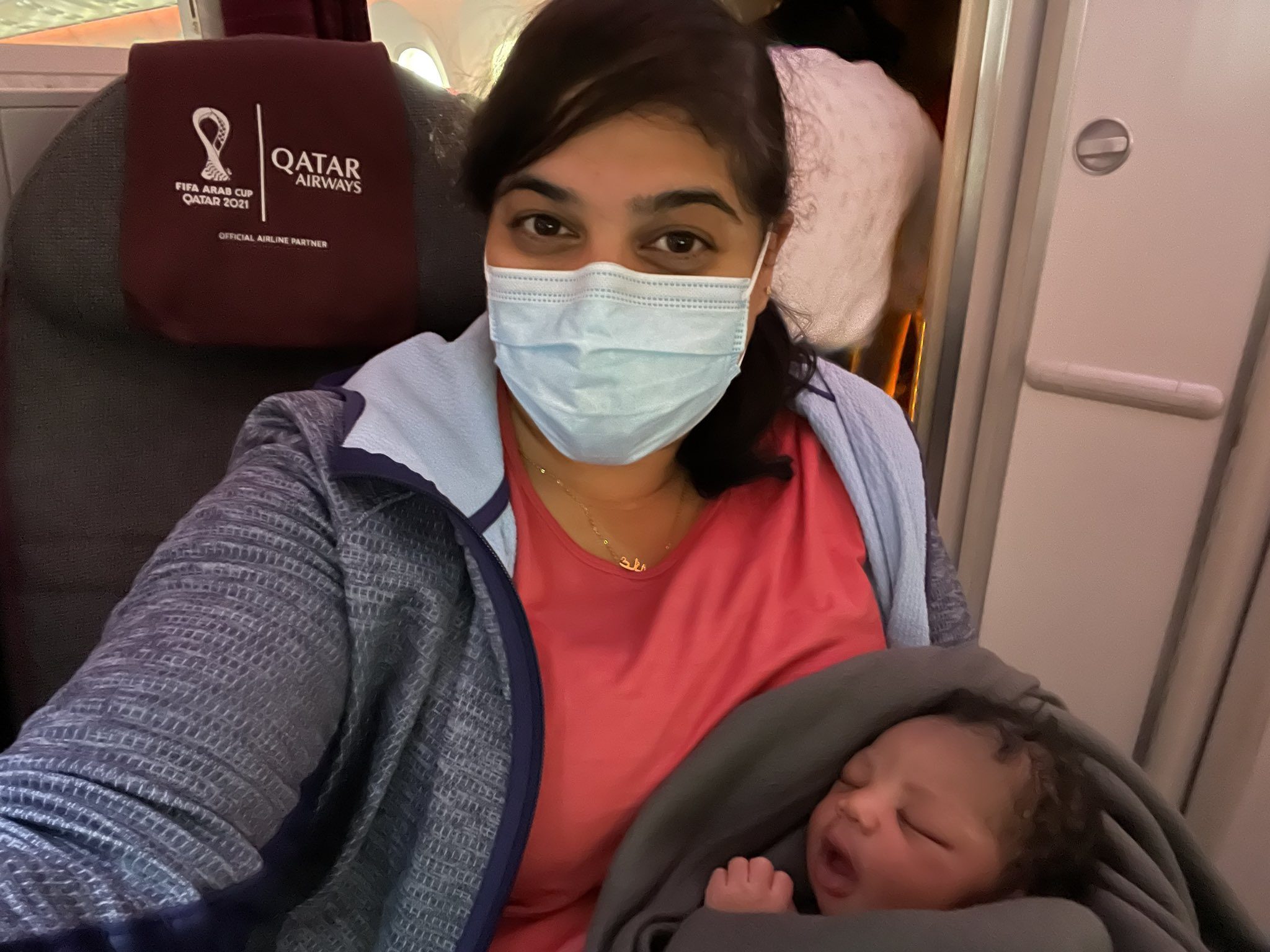وُصِفت بـ”المعجزة”.. طبيبة تنجح في مساعدة سيدة على الولادة في طائرة قطرية فوق الأجواء المصرية