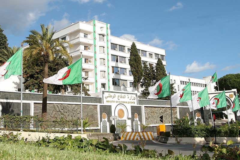 الجيش الجزائري يعلن مقتل جنديين و”إرهابيَّين” في اشتباكات حدودية.. أكد مواصلة عملياته ضد “فلول الإرهاب”