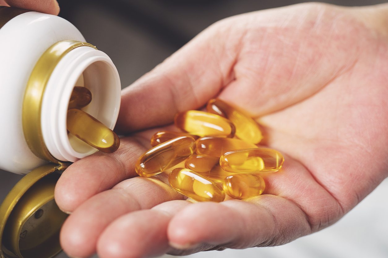 مفيد للغاية طالما لم تتجاوز الجرعة الموصى بها.. ما هي الآثار الجانبية للإفراط في تناول زيت السمك؟