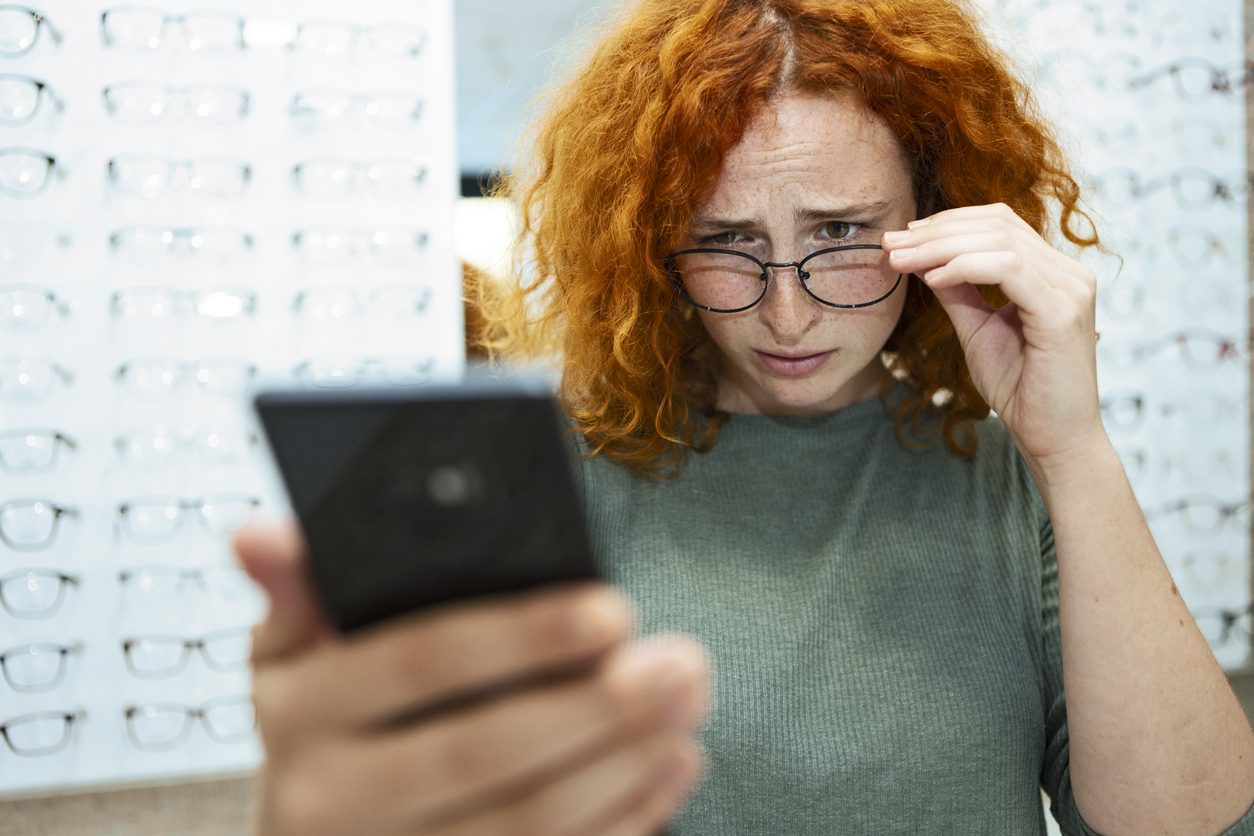 iStock/ قاعدة 20-20-20 للتخلص من إجهاد العين بسبب الهاتف