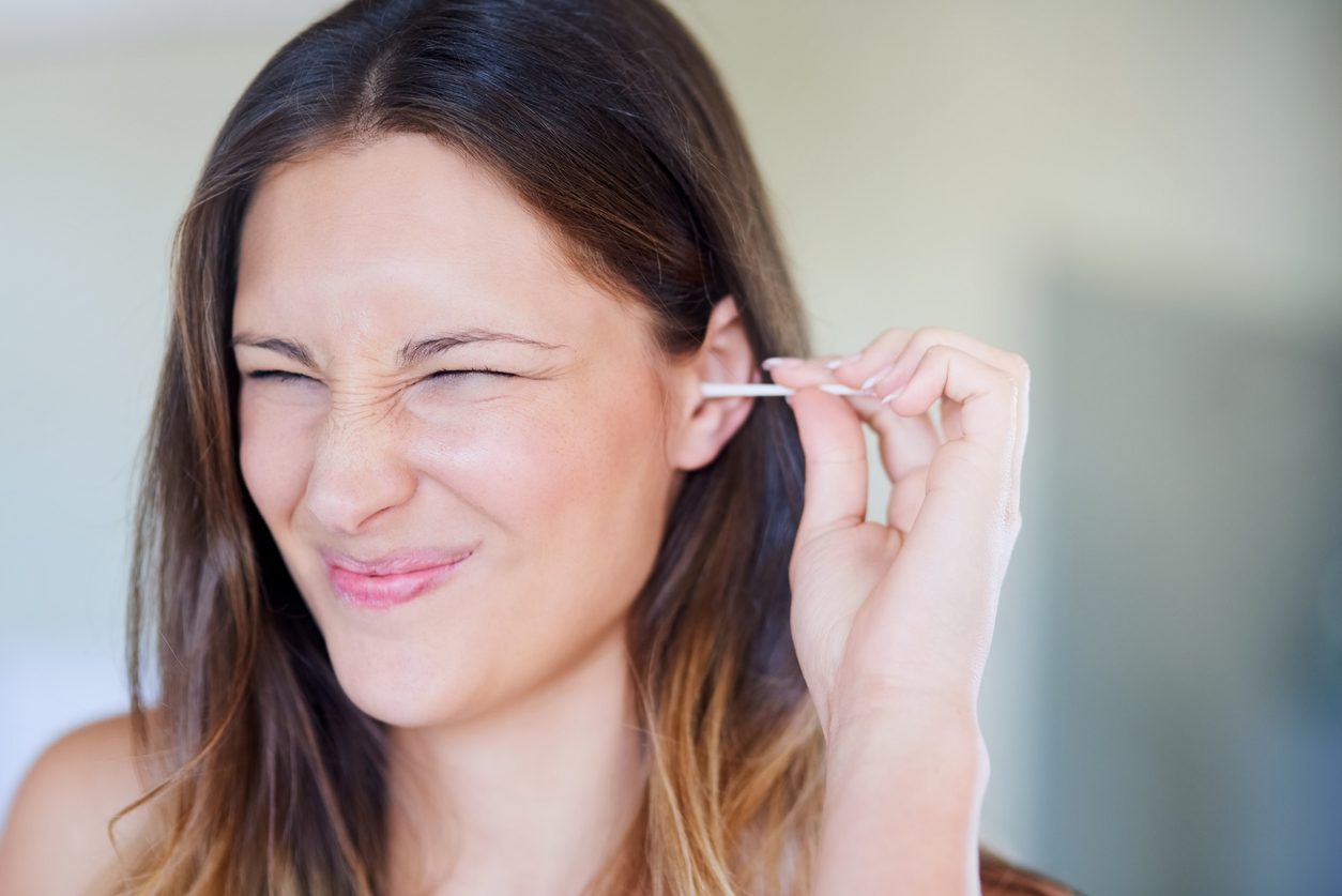 iStock/ تنظيف الأذنين