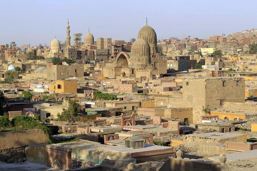 قبور لملكات مصر وإيران والإمام الشافعي.. الطريق للعاصمة الجديدة يهدد أروع مقابر في العالم