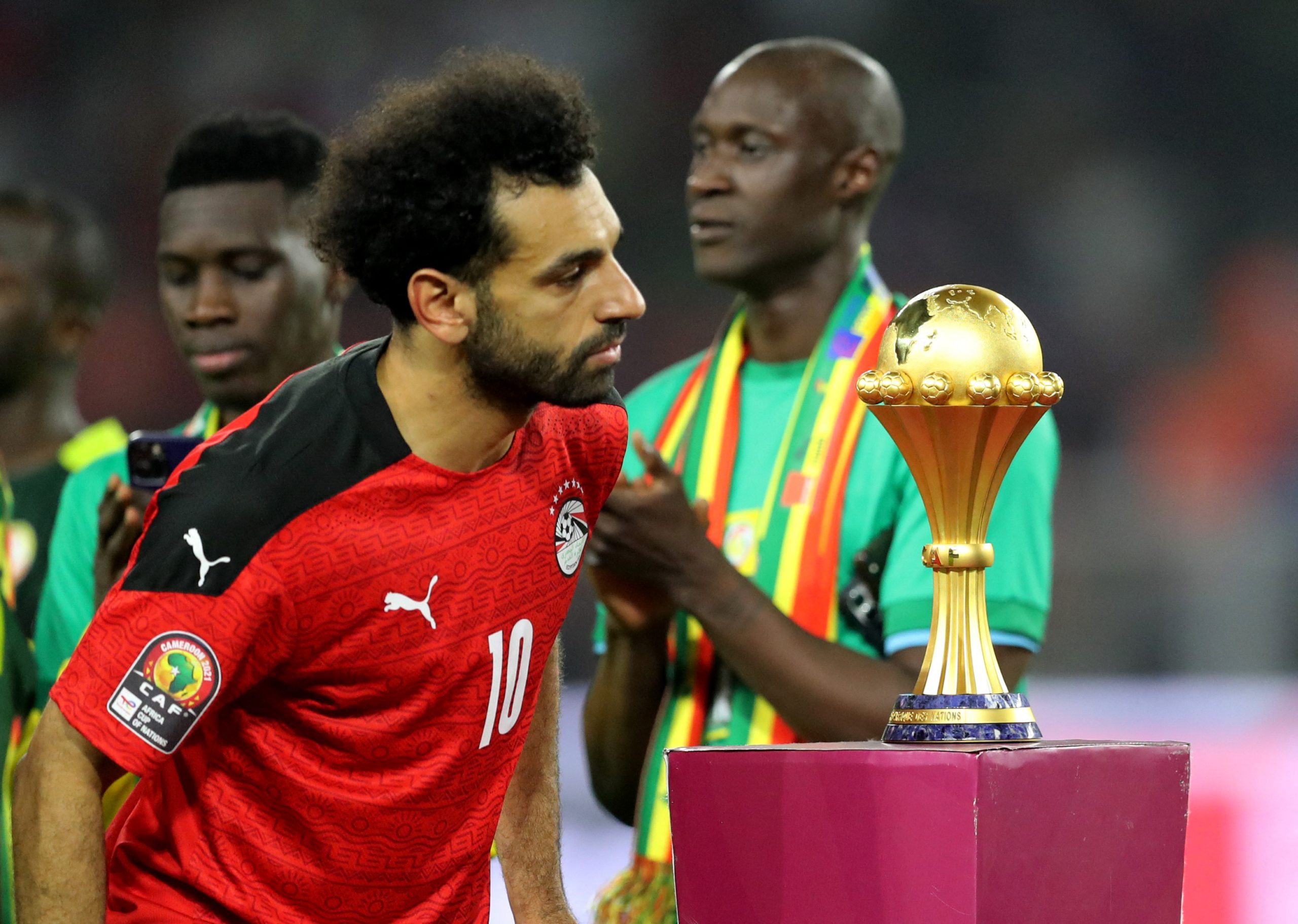 محمد صلاح خسر أمام ماني في نهائي كأس إفريقيا (رويترز)