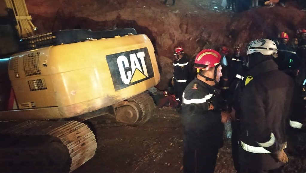 سمحوا لوالده برؤيته من خلال الكاميرا.. ساعات قليلة تفصل عمال الإنقاذ عن الوصول إلى الطفل ريان
