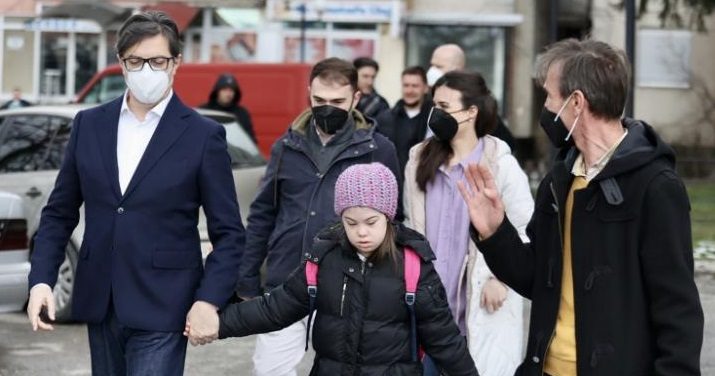 رئيس دولة أوروبية يصطحب طفلة إلى المدرسة.. أصيبت بمتلازمة داون وتعرَّضت للتنمُّر (فيديو)