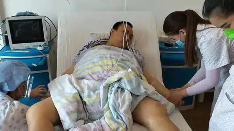 عصابة تختطف رجلاً صينياً عبر إعلان وظيفة مزيف.. أخذت منه كمية كبيرة من الدم قبل أن يتمكَّن من الهرب