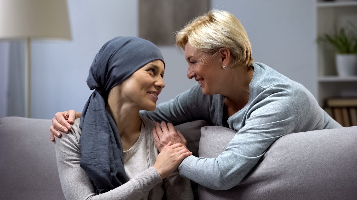 لا تخبره بألا يقلق وبأنك تعرف شعوره بالضبط.. كيف تتصرف إذا أُصيب أحد أصدقائك أو أحبّائك بالسرطان؟