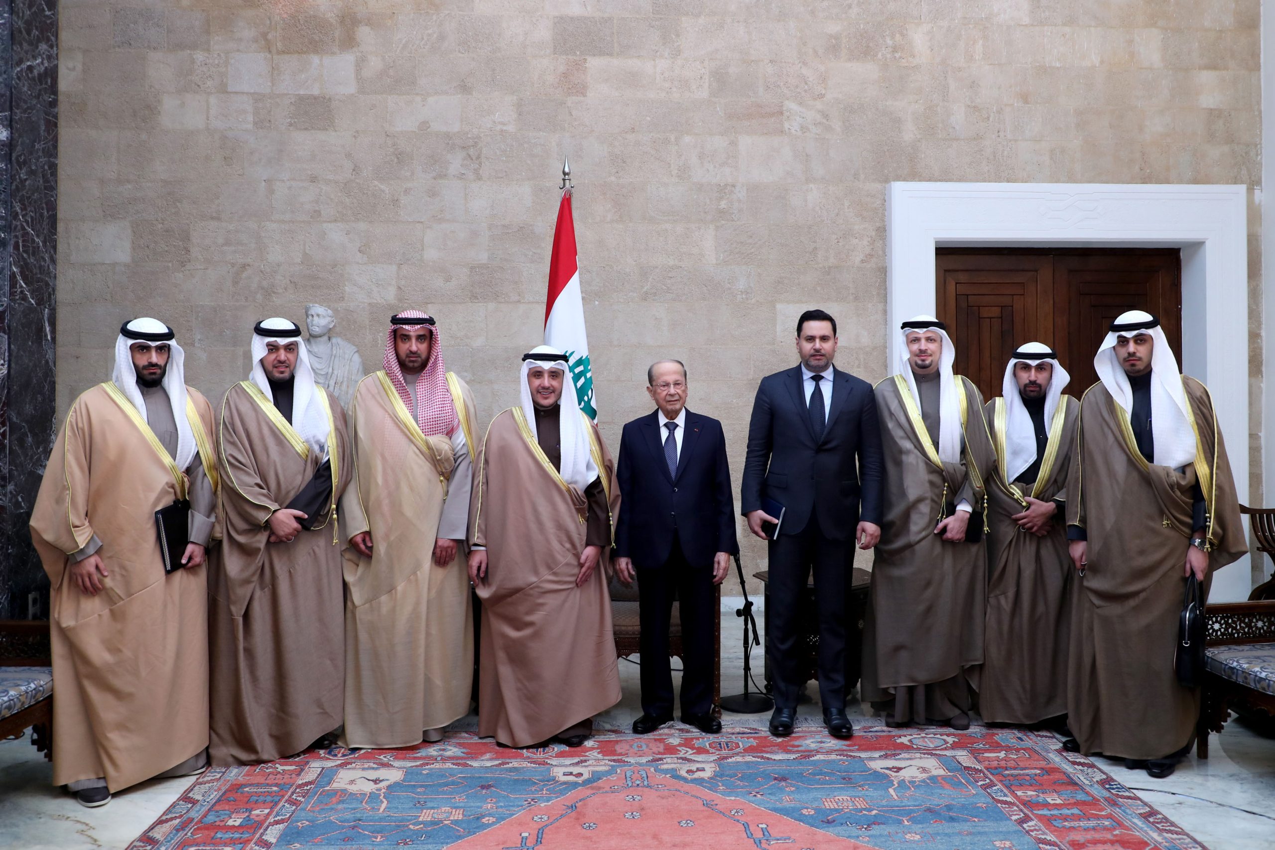 الرئيس اللبناني ميشال عون مستقبلاً وزير خارجية الكويت والوفد المرافق له في قصر بعبدا/ الصفحة الرسمية للرئاسة اللبنانية