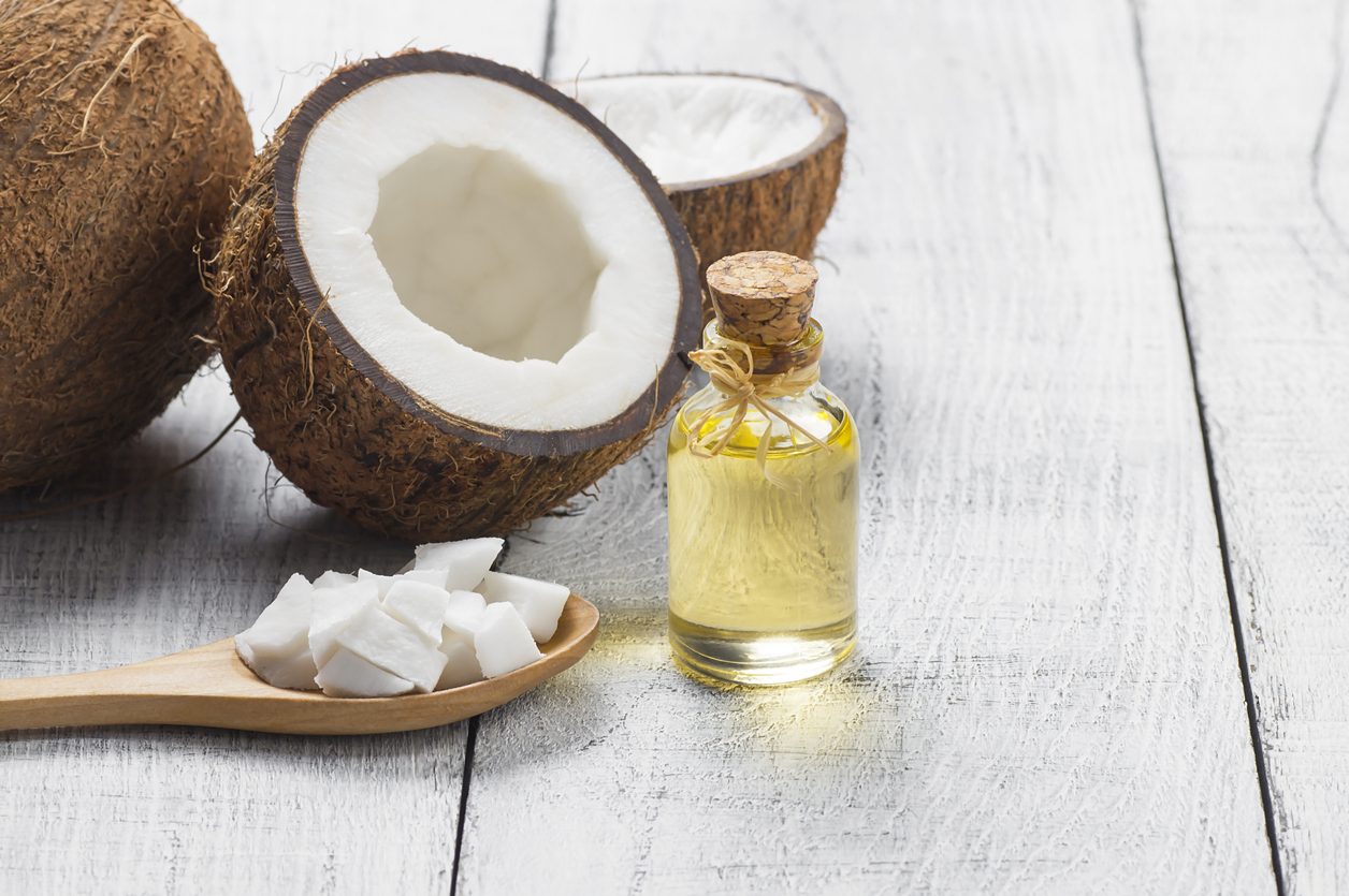 استمتعي بفوائده الغذائية والتجميلية بأقل التكاليف.. 3 طرق لعمل زيت جوز الهند في المنزل