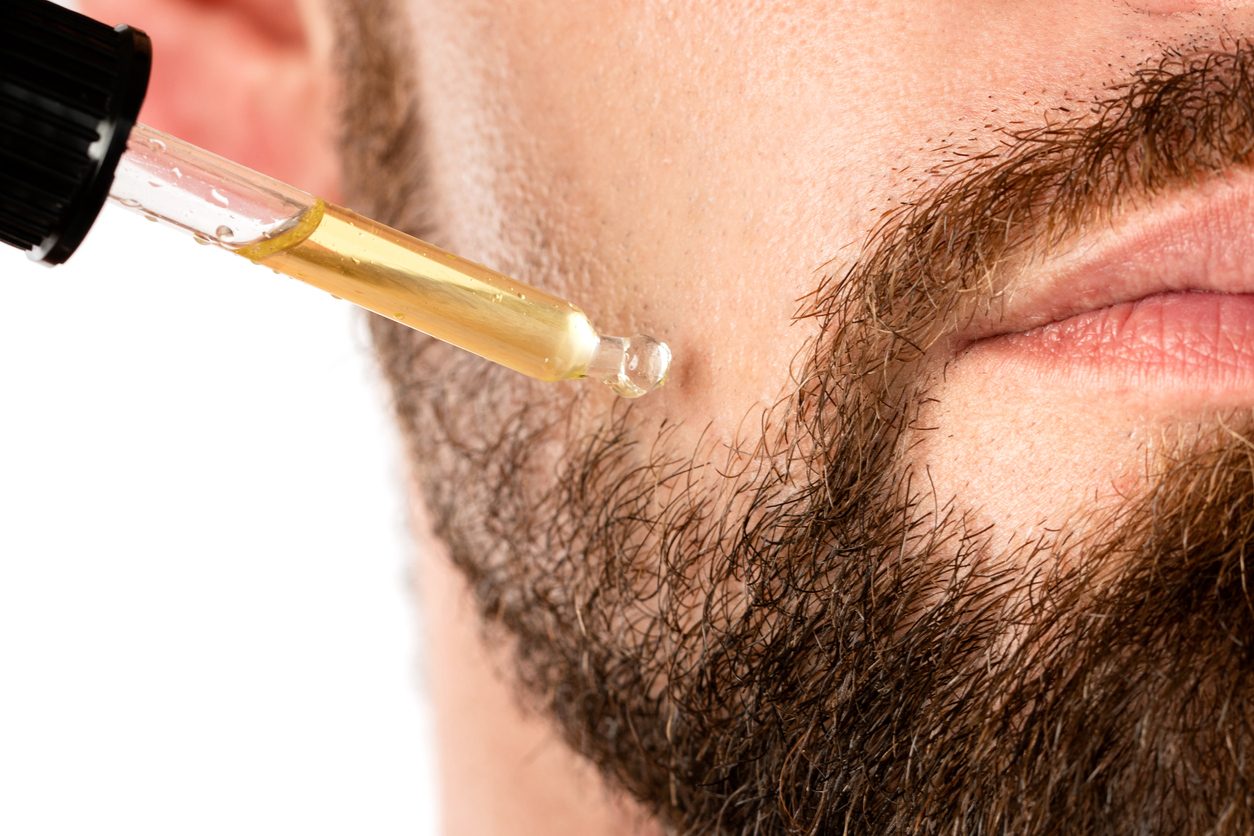 لتحافظ عليها أكثر كثافة وصحة.. فوائد زيت اللحية للشعر وبشرة الذقن وطرق تحضيره في المنزل