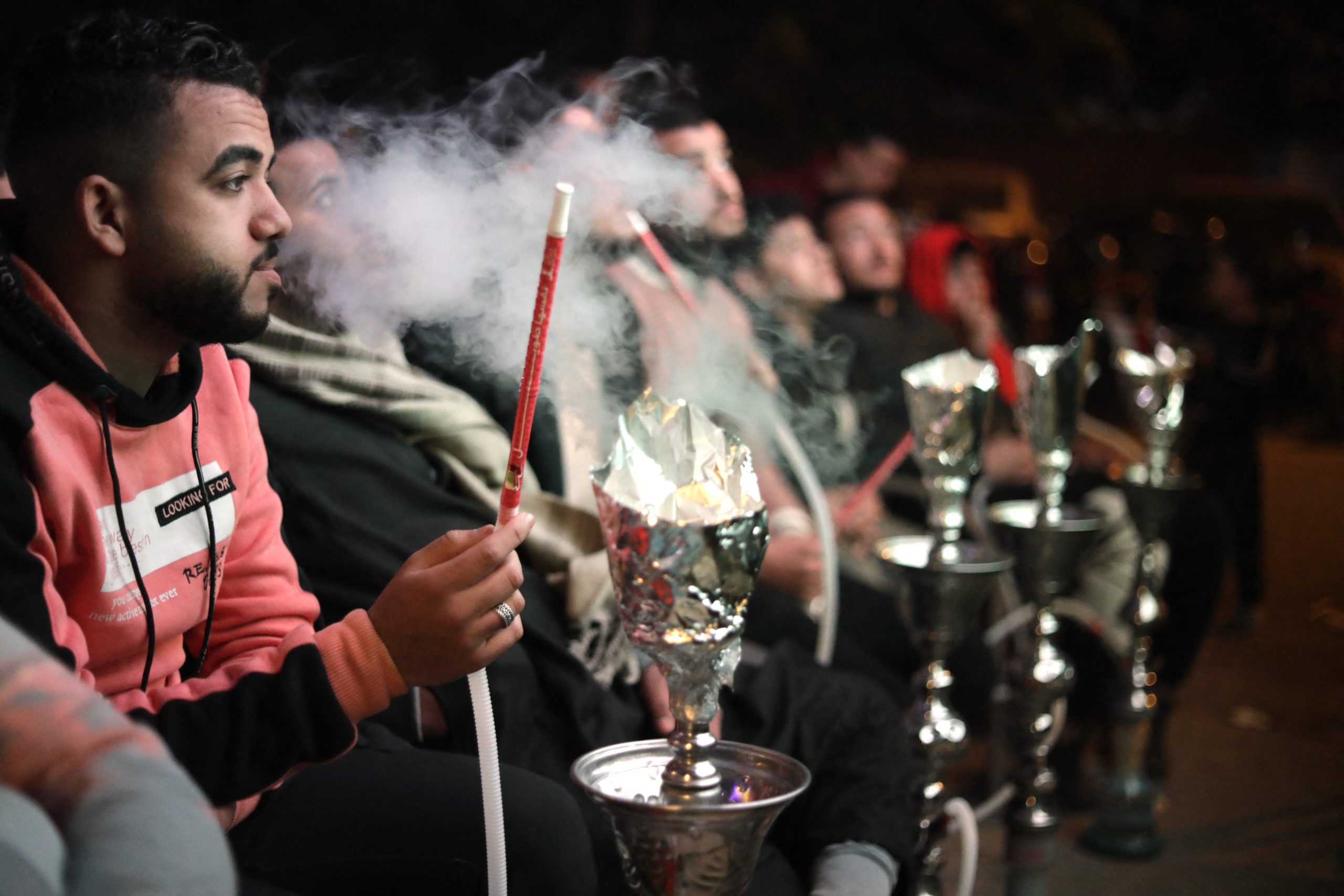 مشجعون مصريون أثناء متابعة مباراة المنتخب المصري مع المنتخب السنغالي في التصفيات النهائية المؤهلة لكأس العالم/ رويترز