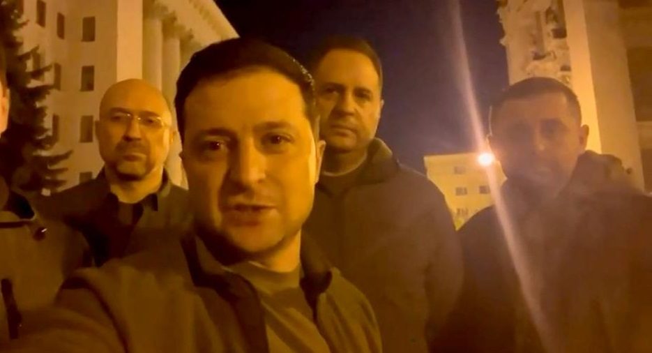 “كييف جميلة رغم الحرب”.. فيديو لمستشاري زيلينسكي يتجوَّلون بالعاصمة ويحتسون القهوة ينال ملايين المشاهدات