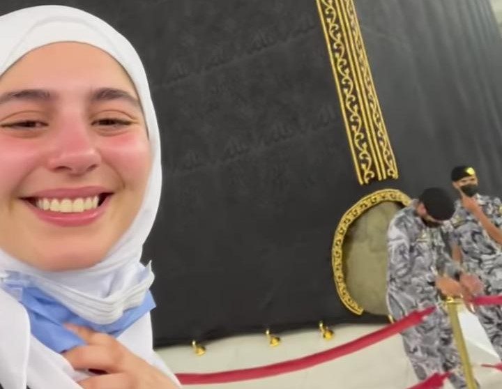 مايان السيد تظهر بالحجاب وتبكي خلال مناسك  العمرة (فيديو)