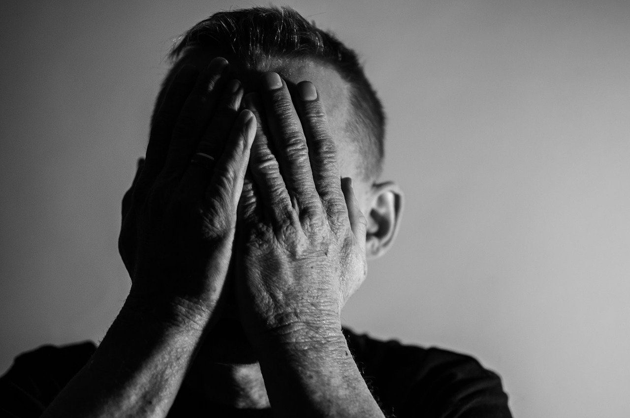 ما هي أعراض وعلاجات المختل عقلياً والمعتل اجتماعياً؟