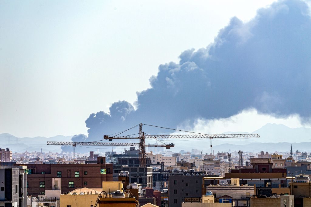 السعودية تعلن إخماد حريق أحد خزانَي الوقود اللذين استهدفتهما هجمات الحوثي.. فيديو لأعمدة النيران ما زالت ترتفع