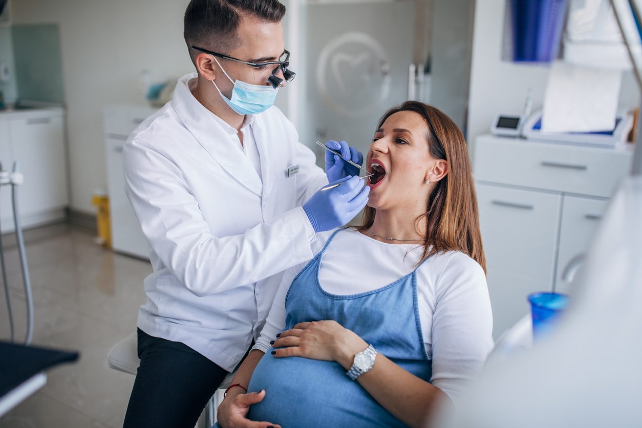 زيارة المرأة الحامل لطبيب الأسنان/ Istock