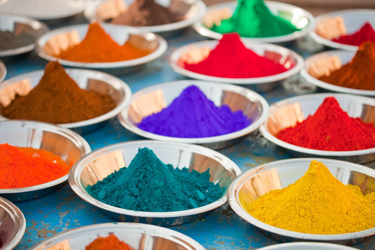أحدها صُنع من المومياوات المحنطة وآخر كان حكراً على الملوك ومقدساً لديهم.. قصص تاريخية مثيرة عن الألوان