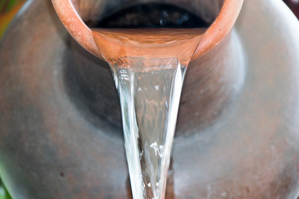 المياه فيها أكثر برودة والطعام أشهى وألذ، لكن لماذا؟ تعرف على أسرار الأواني الفخارية