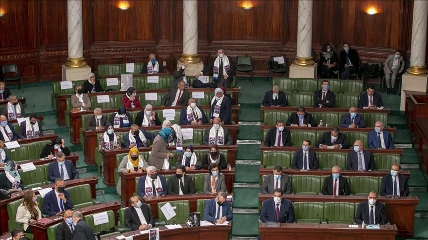 برلمان تونس “المُجمد” يقر قانوناً يلغي إجراءات قيس سعيد الاستثنائية.. والرئاسة صامتة