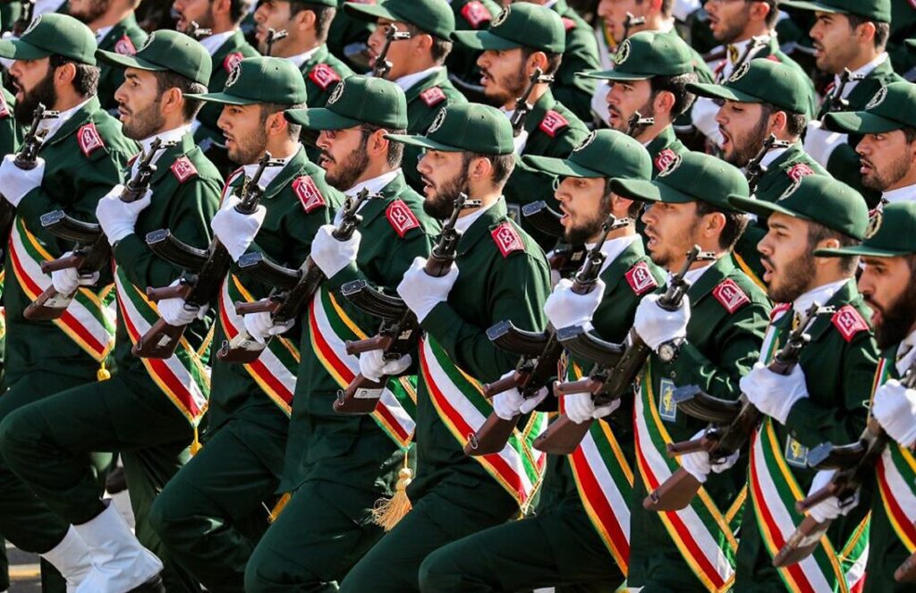 هجوم يستهدف قائداً كبيراً في الحرس الثوري بإيران.. السلطات اعتقلت المهاجمين واعترفت بخسائر