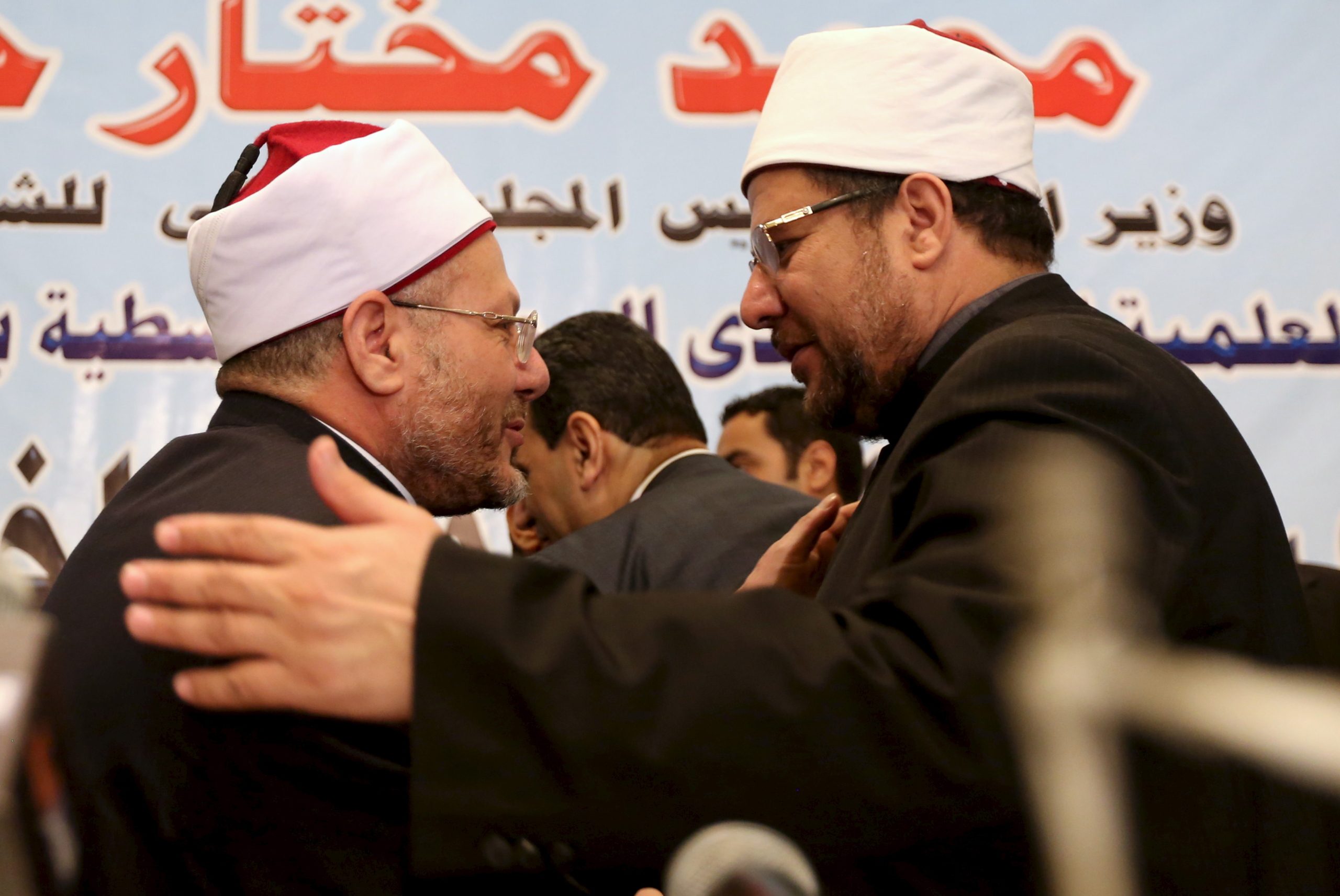 وزير الأوقاف المصري محمد مختار جمعة برفقة مفتي الجمهورية شوقي علام/ رويترز