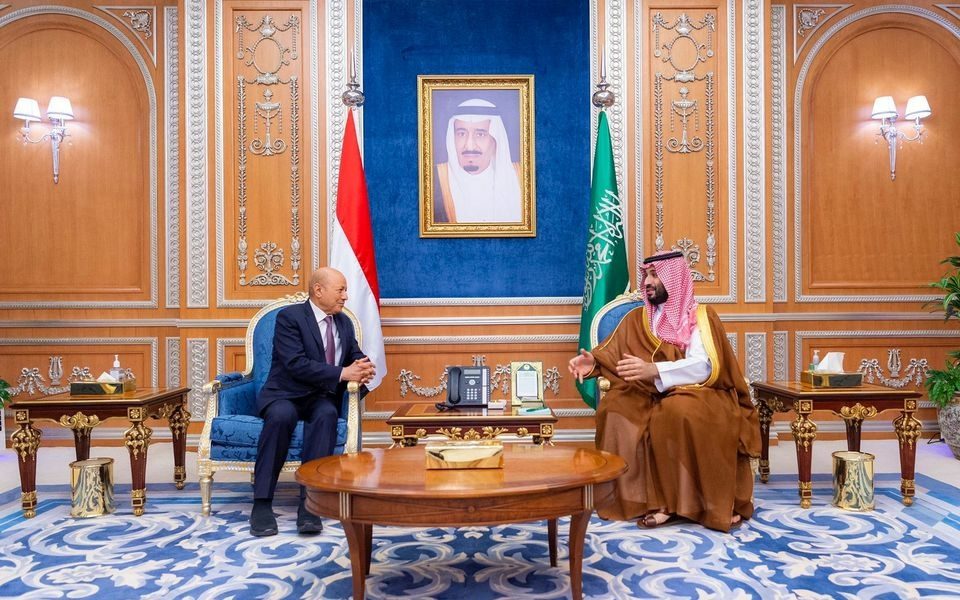 قادمين من السعودية إلى عدن.. رئيس حكومة اليمن وعشرات المسؤولين سيؤدون عملهم من الداخل