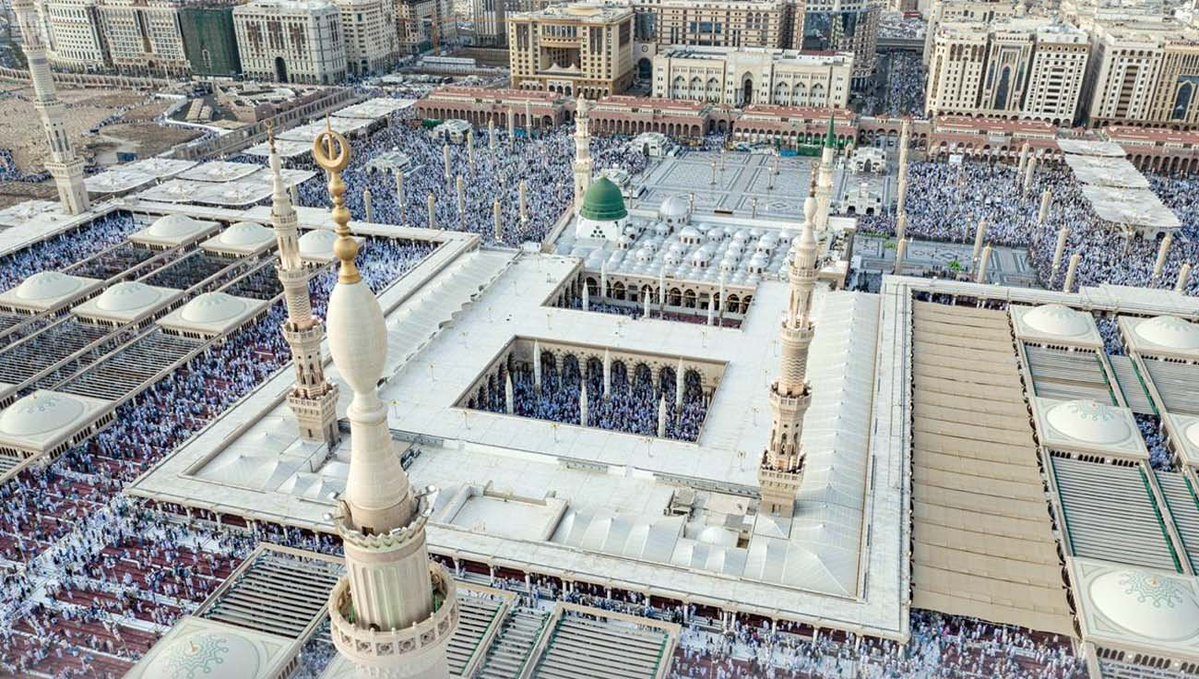 حُرموا زيارته عامين بسبب كورونا.. المسجد النبوي والروضة يستقبلان 15 مليون شخص من بداية رمضان