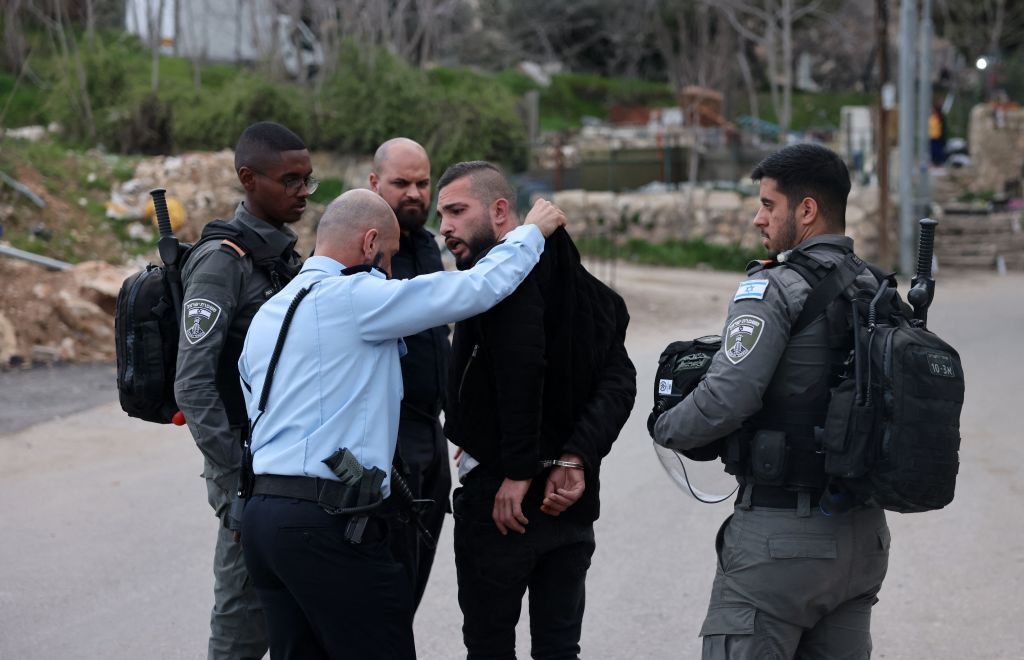 الاحتلال يشن حملة اعتقالات بمدن الضفة.. أوقف 12 فلسطينياً يشتبه في صلتهم بالهجمات الأخيرة بتل أبيب