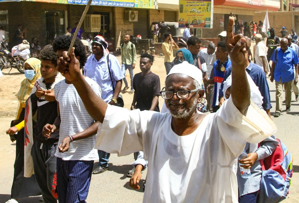 قتيل في احتجاجات بالسودان في ذكرى إزاحة البشير.. واتفاق سياسي يمنح الجيش سلطة عليا