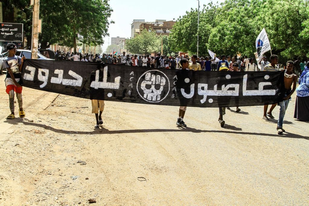 قتيل في احتجاجات بالسودان في ذكرى إزاحة البشير.. واتفاق سياسي يمنح الجيش سلطة عليا