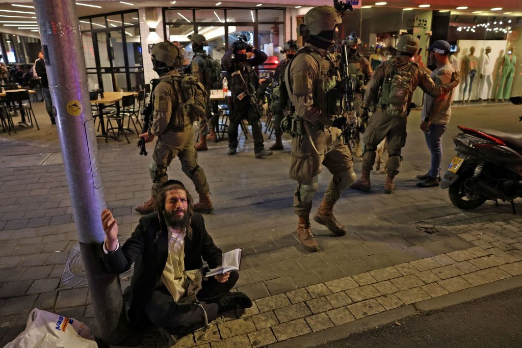 قتيلان وإصابات خطيرة في حادث إطلاق نار بتل أبيب.. عملية استهدفت إسرائيليين وسط شارع رئيسي (فيديو)
