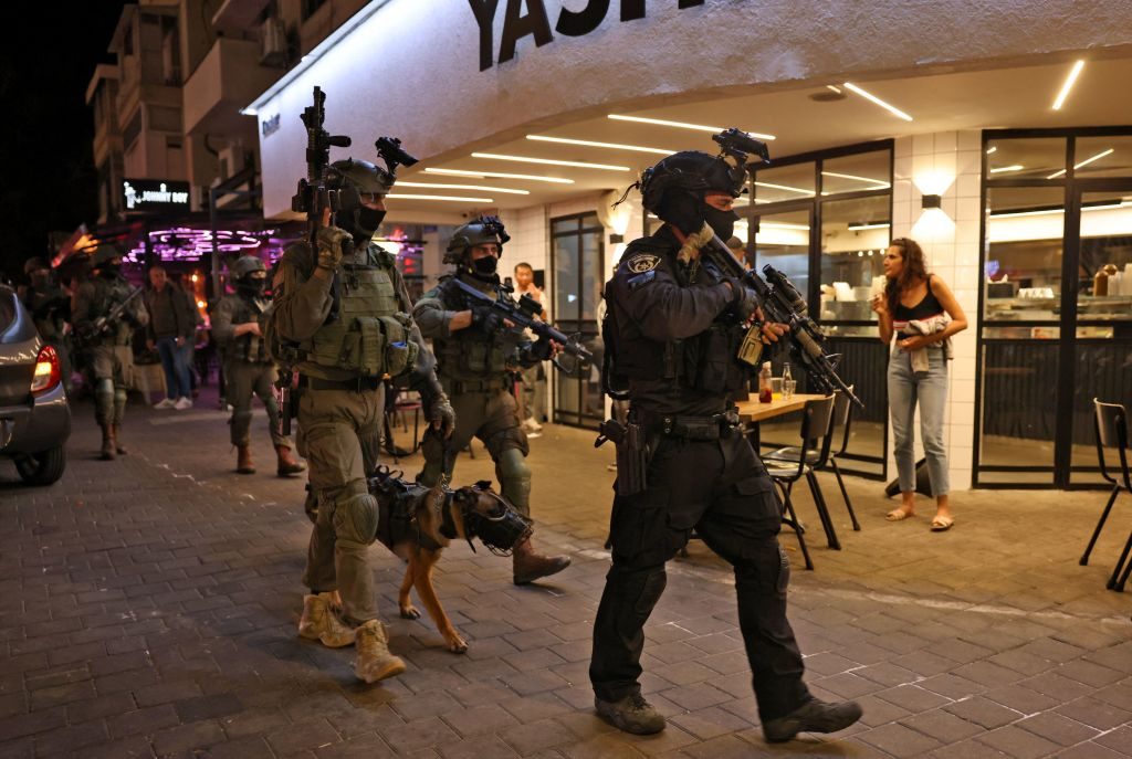 تل أبيب لم تشهد حشداً عسكرياً كهذا من قبل! آلاف الجنود يمشطون المدينة بحثاً عن منفذ العملية (فيديو)