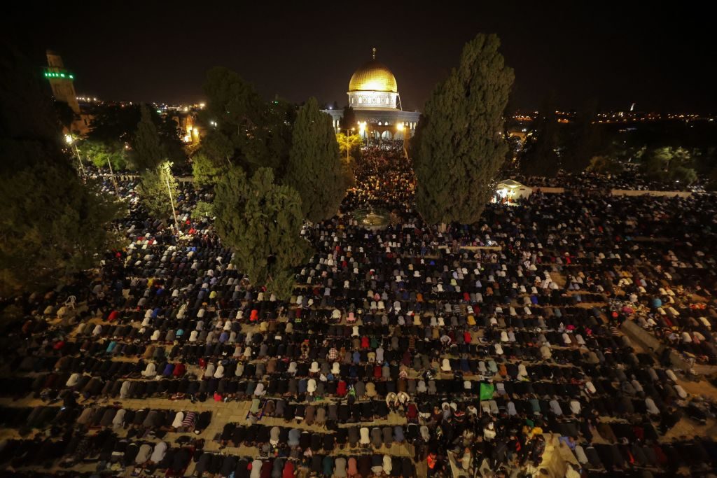 250 ألف مُصلٍّ يحيون ليلة القدر في المسجد الأقصى رغم التشديدات التي فرضها الاحتلال (صور)