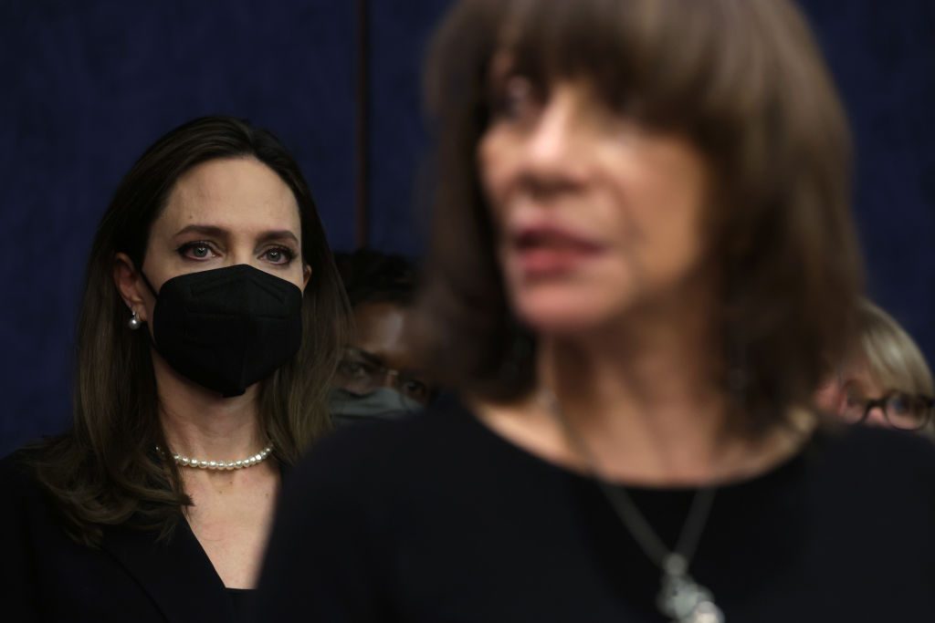 أنجلينا جولي تراسل الـ”FBI” باسم مستعار! أرادت الوصول لمعلومات تدين زوجها السابق براد بيت