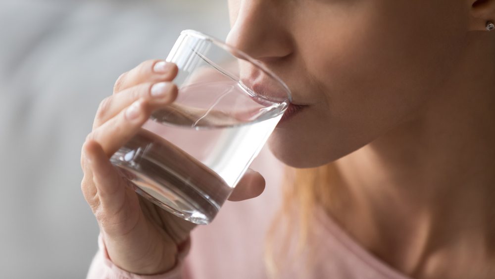 أضرار شرب الماء بكثرة على الجسم