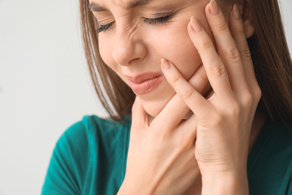 ما هي أسباب وأعراض ألم العصب الخامس؟