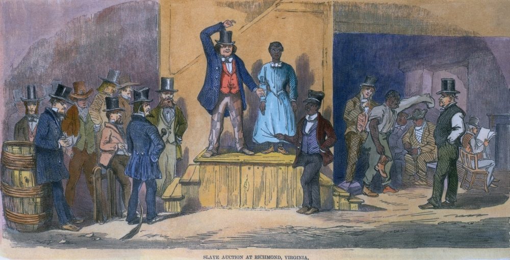 رسمة تصويرية قديمة لبيع امرأة في سوق العبيد في أمريكا عام 1856/ shutterstock
